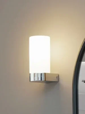 Koupelnové nástěnné svítidlo Lucande Basolo, chrom, výška 17,2 cm, sklo Levný