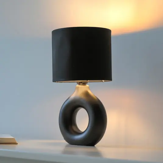 Ověřený JUST LIGHT. Stolní lampa Carara, keramický podstavec, černá barva