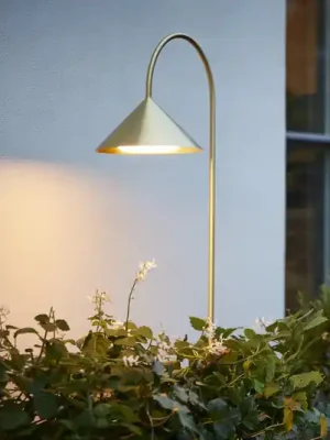 Výhodná Nabídka FRANDSEN LED lampa s hrotem do země Grasp, mosazná barva, 82 cm, IP44