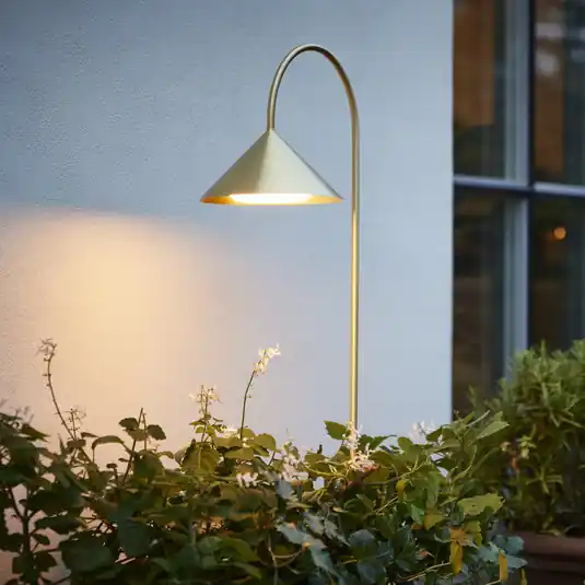 Výhodná Nabídka FRANDSEN LED lampa s hrotem do země Grasp, mosazná barva, 82 cm, IP44