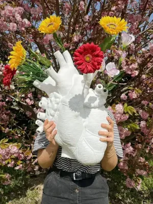 SELETTI Love in Bloom Obří váza, bílá, v 60 cm, sklolaminát Jen Po Omezenou Doba