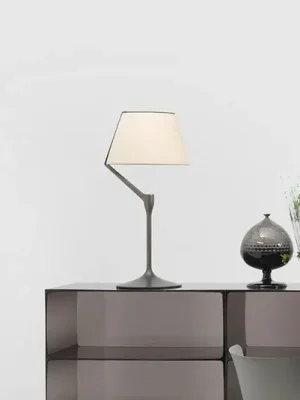 LED stolní lampa Kartell Angelo Stone, titanová, stmívatelná Objednat Nyní