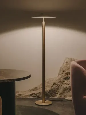 Značkový LEDS-C4 LED stojací lampa H, matná zlatá barva, vypínatelná, ocel