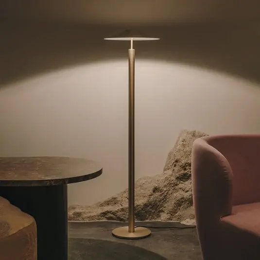 Značkový LEDS-C4 LED stojací lampa H, matná zlatá barva, vypínatelná, ocel