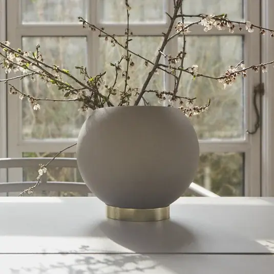 AYTM květináč Globe, Ø 17 cm, šedohnědý, hliník, ocel Cenově Výhodný