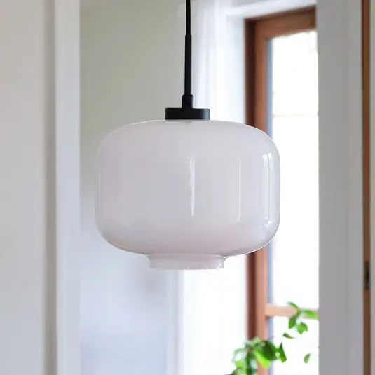 Expresní Doručení Závěsné světlo Dyberg Larsen Arp, bílé, sklo, Ø 30 cm