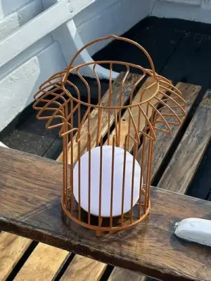 Víkendová Akce Dyberg Larsen LED stolní lampa na baterie Basket, terakota, kov