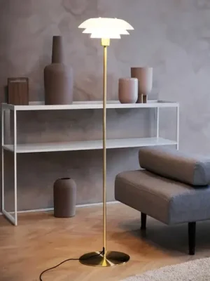 Stojací lampa Dyberg Larsen DL31, mosazná barva, výška 133 cm Dokud Zásoby Vydrží