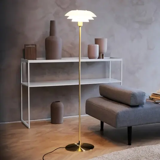 Stojací lampa Dyberg Larsen DL31, mosazná barva, výška 133 cm Dokud Zásoby Vydrží