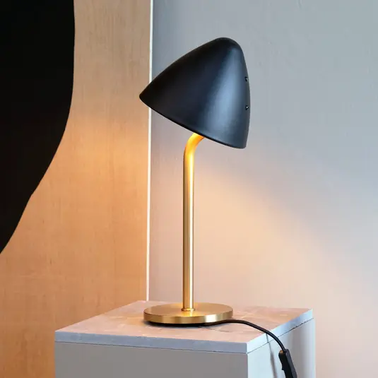 Stolní lampa Dyberg Larsen Oulu, černá/mosaz, výška 47 cm Omezená Nabídka