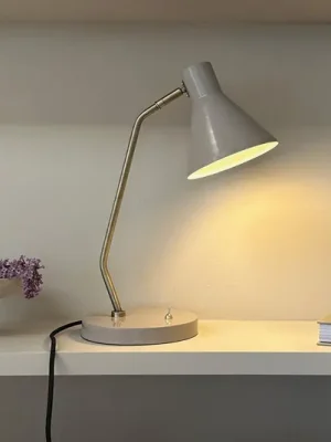 Dyberg Larsen stolní lampa Sleep, hnědá, výška 43,3 cm, ocel Autentický