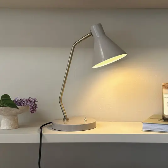 Dyberg Larsen stolní lampa Sleep, hnědá, výška 43,3 cm, ocel Autentický