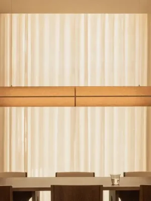 Přímo Od Výrobce Závěsné svítidlo Audo Hashira Linear, přírodní barva, délka 140 cm