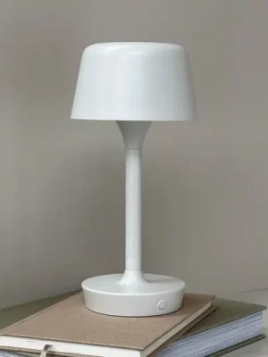 Víkendová Akce Dyberg Larsen LED dobíjecí stolní lampa Flow, krémová, výška 25 cm