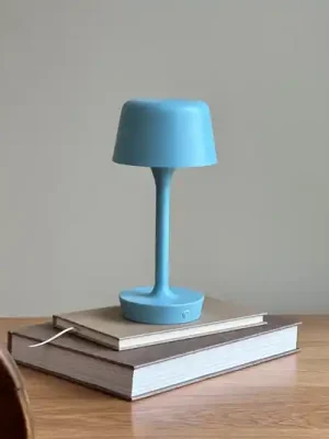 Cenový Hit Dyberg Larsen LED dobíjecí stolní lampa Flow, světle modrá, výška 25 cm