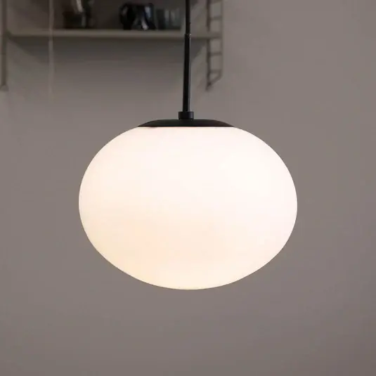 Nakupujte Hned Závěsná lampa Dyberg Larsen Princess, opál/černá, Ø 28 cm