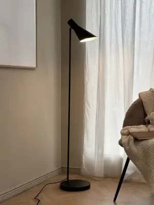 Dyberg Larsen stojací lampa DL12, černá, výška 139 cm, kovová Ověřený