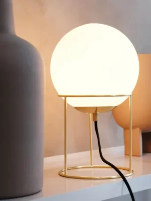 Výprodej Stolní lampa Dyberg Larsen Madrid, opálová/mosazná barva, 34 cm