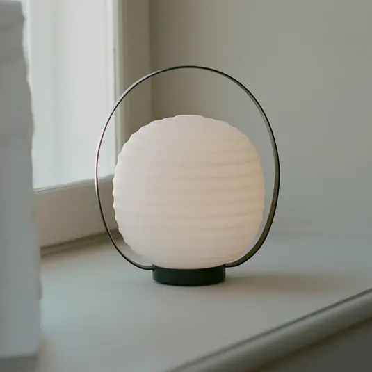 New Works LED dobíjecí stolní lampa Lucerna, bílá, skleněná, stmívatelná Kup Teď