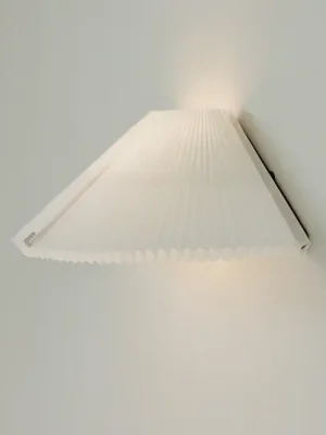 New Works nástěnné svítidlo Nebra, šířka 40 cm, bílé, přizpůsobitelné Časově Omezené