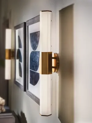 Cenový Hit Nástěnné svítidlo LED Facet Dual, mosaz, 2 světla, šířka 66 cm