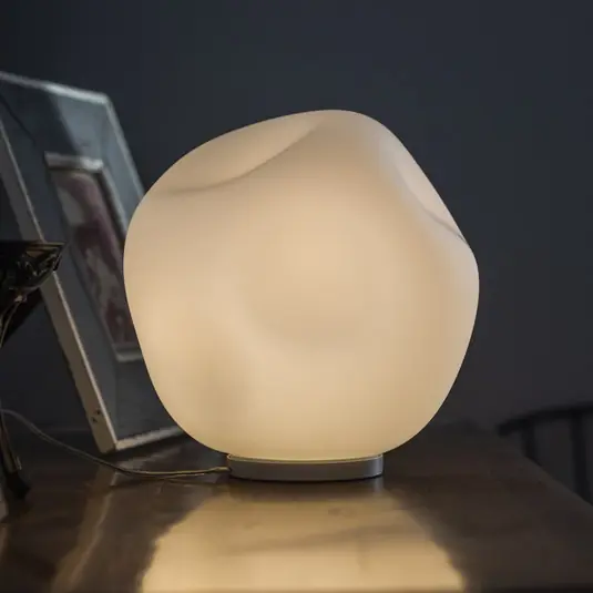 Stolní lampa Foscarini Hoba Midi, Ø 19 cm, zapnuto/vypnuto, sklo Omezená Nabídka