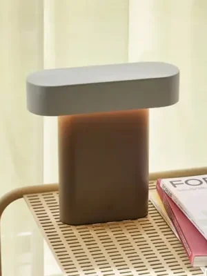 Aktuální HÜBSCH LED stolní lampa Sleek, hnědá/světle šedá litina, PC