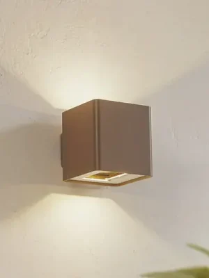Venkovní nástěnné LED svítidlo Lucande Aaron, hnědé, IP54, světlo směřující Must-Have