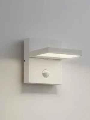 Venkovní nástěnné svítidlo Lucande Silvan, bílá, se senzorem, IP54, 16 cm Výhodná Nabídka