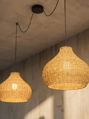 Venkovní závěsná lampa Lucande Taniola, 2ramenná, béžová, ratan, IP44 Dokud Zásoby Vydrží