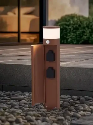 Originální Lucande stojací lampa Corban, rez, senzor, zásuvky, IP44