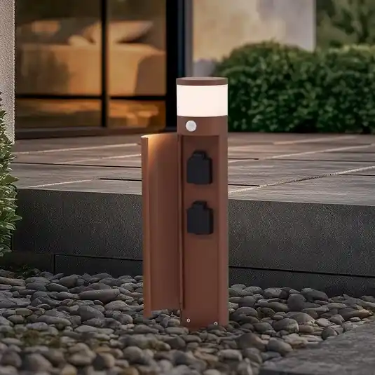 Originální Lucande stojací lampa Corban, rez, senzor, zásuvky, IP44