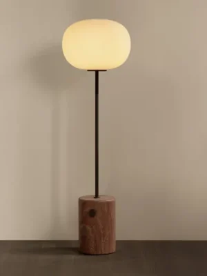 Stojací lampa Audo JWDA, bronzová/červená, travertin, 130 cm, stmívatelné. Koupit Online