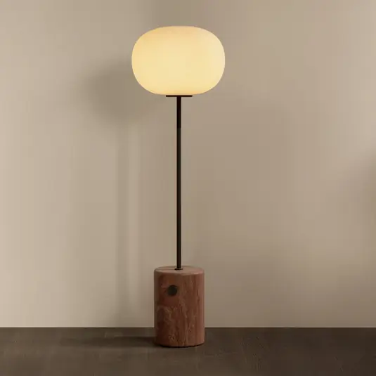 Stojací lampa Audo JWDA, bronzová/červená, travertin, 130 cm, stmívatelné. Koupit Online